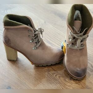 UGG Women's Tan Ankle Boots Size 8.5